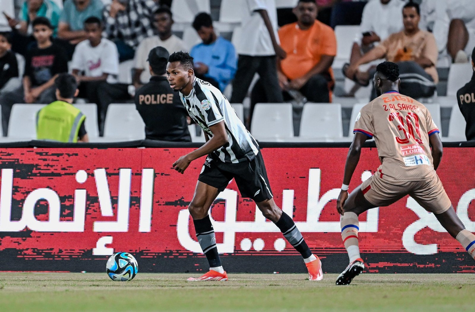 من الشباب إلى ميتز.. المهاجم السنغالي ديالو على أعتاب العودة لأوروبا